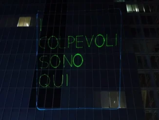 Blitz di Extinction Rebellion al grattaciaelo della Regione: proiettate scritte su facciata