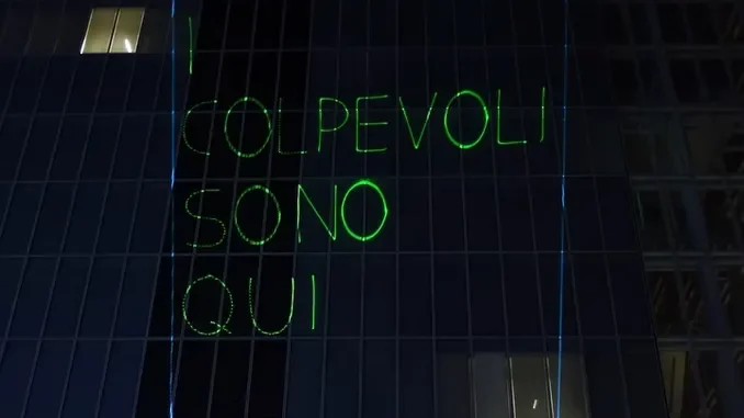 Blitz di Extinction Rebellion al grattaciaelo della Regione: proiettate scritte su facciata