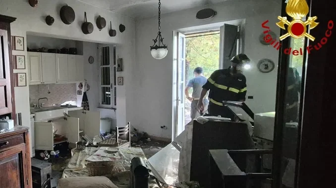 A Revigliasco d'Asti va a fuoco una casa e scoppia una bombola di gas