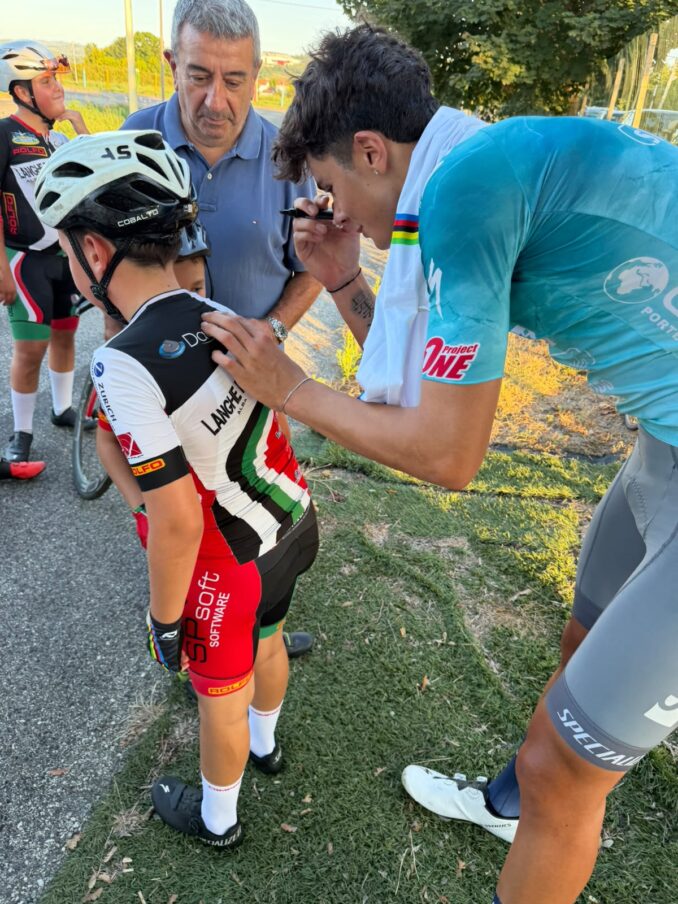 Il campione del mondo Alberto Veglia festeggiato dai giovani sulla pista di Pollenzo 1