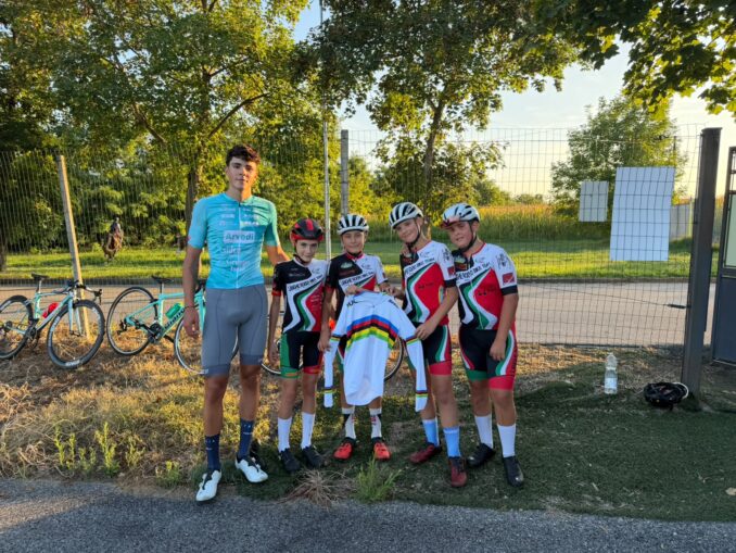 Il campione del mondo Alberto Veglia festeggiato dai giovani sulla pista di Pollenzo