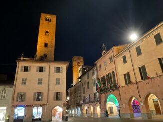 Alba si illumina di arancione per ricordare le vittime dei migranti