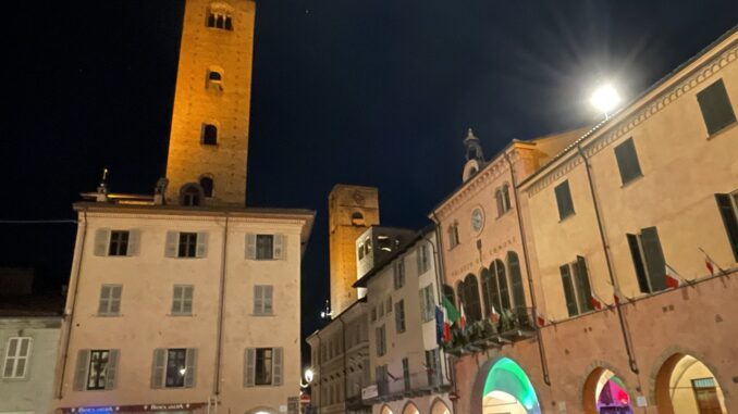 Alba si illumina di arancione per ricordare le vittime dei migranti