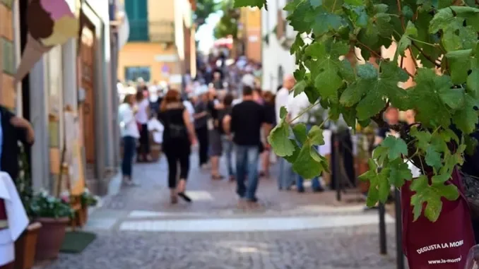 Domenica 6 c'è Degusta La Morra: vino, sapori, musica e arte nella festa a cielo aperto più attesa dell’estate