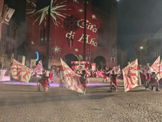 Palio di Alba, investito il podest&agrave;: in piazza Risorgimento rivive il Medioevo
