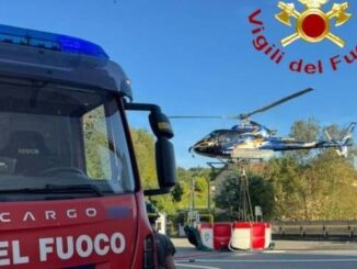Canelli, incendio boschivo a ridosso delle abitazioni, 16 lanci dell'elicottero