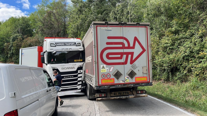 Scontro fra due Tir: chiusa la salita verso Sommariva Perno 2