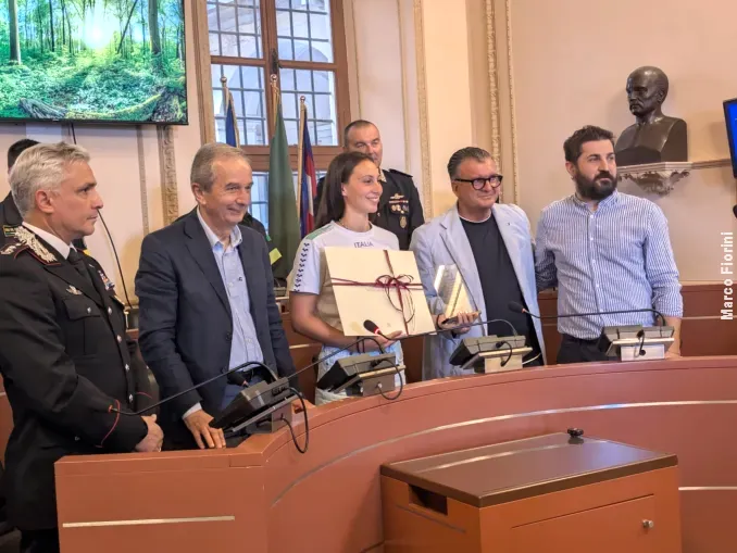 Anita Gastaldi, con le medaglie vinte agli Europei di nuoto, è stata ricevuta in Municipio a Bra