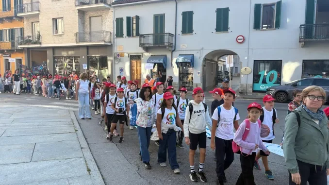 Il Giro d'Italia per la pace raggiunge Bra: un lungo corteo nelle vie del centro
