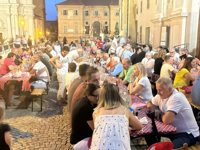 Raduno solidale a Bra: un giro in sidecar migliora l’umore e genera adrenalina 1