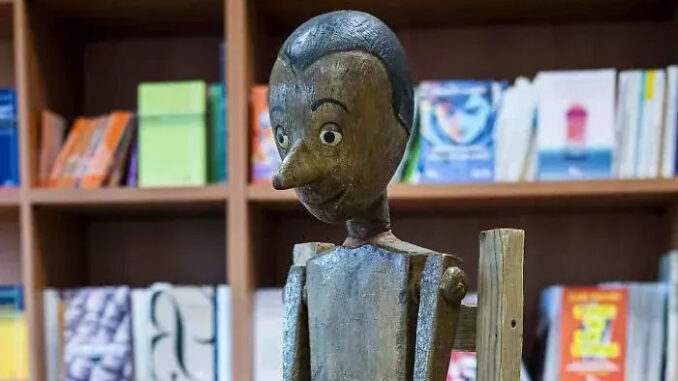 Il burattino originale di Pinocchio alla libreria San Paolo di Alba fino a venerdì