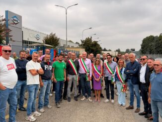 A Sommariva Perno la mobilitazione dei dipendenti dopo l'annuncio della chiusura dell'ex Dana-Graziano 2