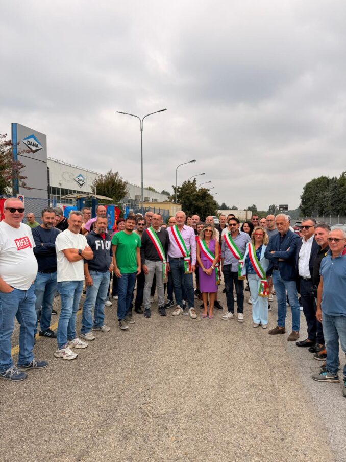 A Sommariva Perno la mobilitazione dei dipendenti dopo l'annuncio della chiusura dell'ex Dana-Graziano 2