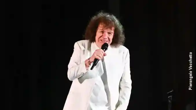 Cocciante, 150 minuti di musica e di vita. A Cervere il viaggio dentro una storia che non finisce 6
