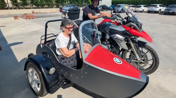 Raduno solidale a Bra: un giro in sidecar migliora l&rsquo;umore e genera adrenalina