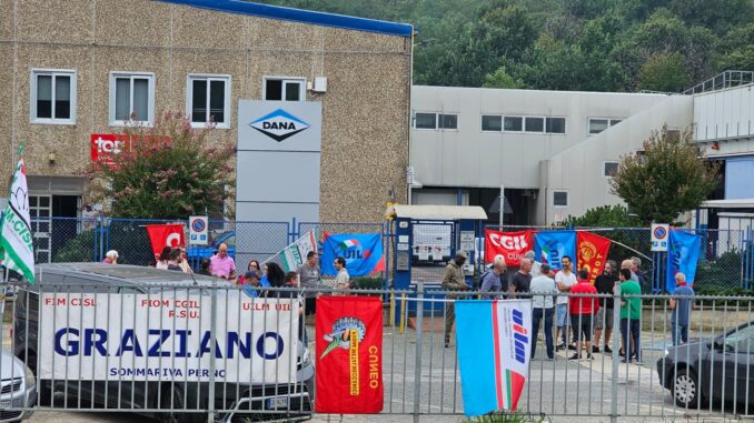 A Sommariva Perno la mobilitazione dei dipendenti dopo l'annuncio della chiusura dell'ex Dana-Graziano 1