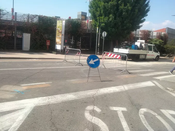 Strada allargata nella notte davanti alla stazione di Alba 1