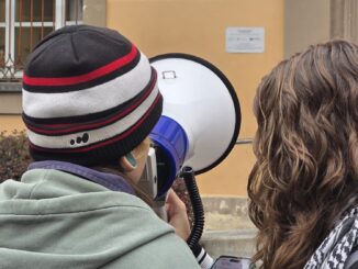 &laquo;Scendi gi&ugrave;: manifesta pure tu!&raquo;: giovani, lavoratori, genitori e collettivi in corteo anche ad Alba [foto e video] 3