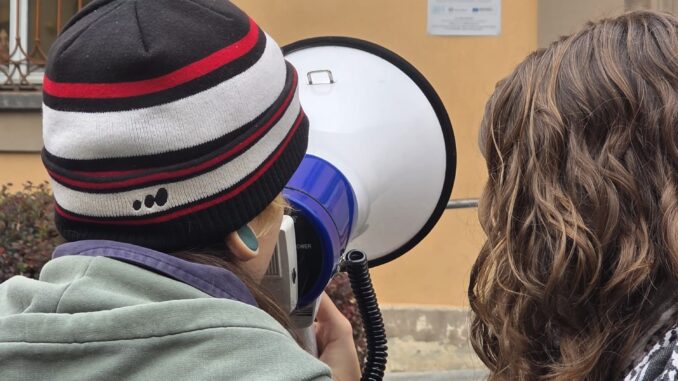 &laquo;Scendi gi&ugrave;: manifesta pure tu!&raquo;: giovani, lavoratori, genitori e collettivi in corteo anche ad Alba [foto e video] 3