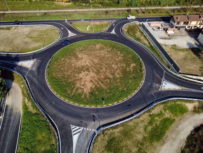 Completati i lavori di costruzione della rotatoria di Scaparoni ad Alba
