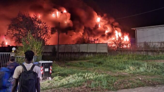 Incendio nell&rsquo;ex centrale del latte Cappello, sul posto Carabinieri e ambulanza