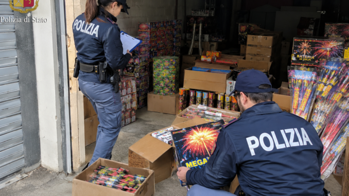 Asti, arrestato pusher con una pistola rubata e oltre 10mila fuochi d&rsquo;artificio