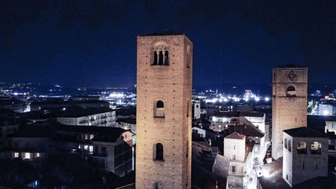 Alba si illumina di bianco per la lotta al tumore del polmone