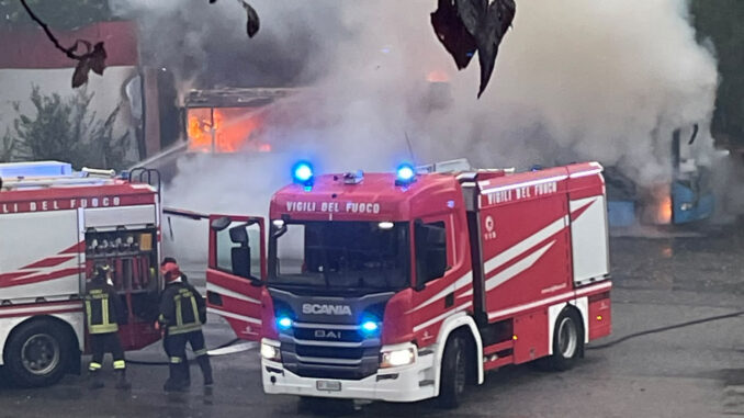 Pullman in fiamme al terminal bus di Alba