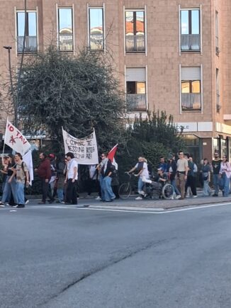 È partito il corteo del collettivo Mononoke contro lo sfruttamento lavorativo. Tra i partecipanti anche don Dodo
