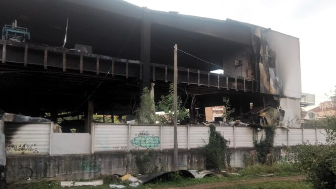 Spento nella notte l'incendio all'ex centrale del latte Cappello. &Egrave; presto per escludere la presens