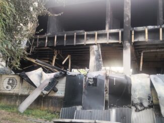 Spento nella notte l'incendio all'ex centrale del latte Cappello. &Egrave; presto per escludere la presenza di vittime