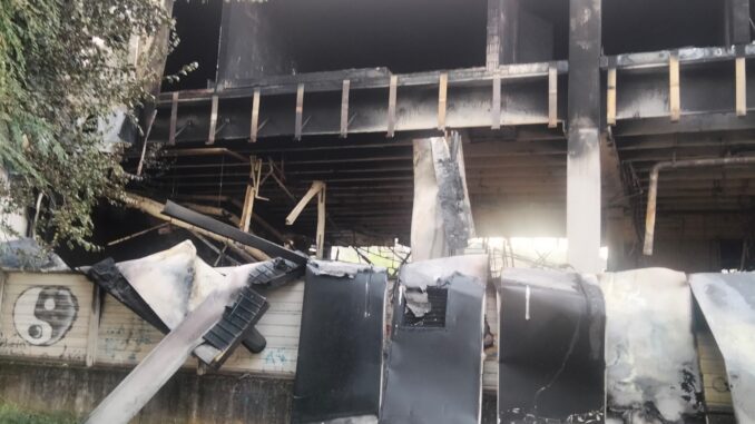 Spento nella notte l'incendio all'ex centrale del latte Cappello. È presto per escludere la presenza di vittime