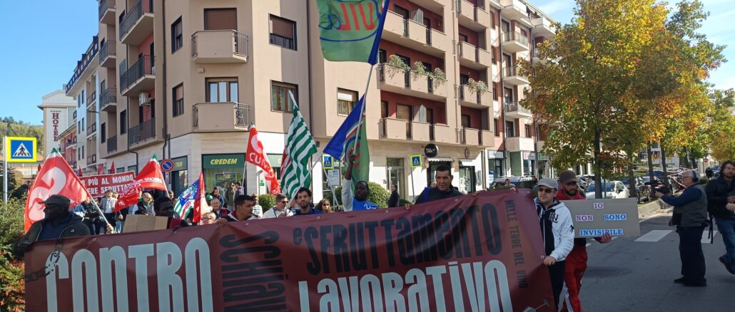 IN DIRETTA Alba scende in piazza contro il caporalato: pi&ugrave; di 1000 persone hanno partecipato al corteo [foto e video] 2
