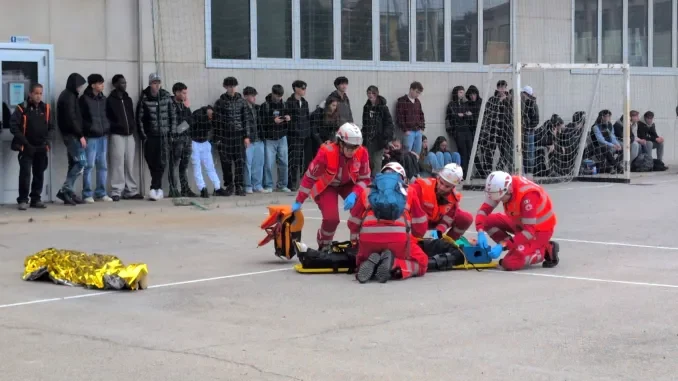 A Bra la Protezione civile si è esercitata con l'evacuazione di una scuola in caso di terremoto 8