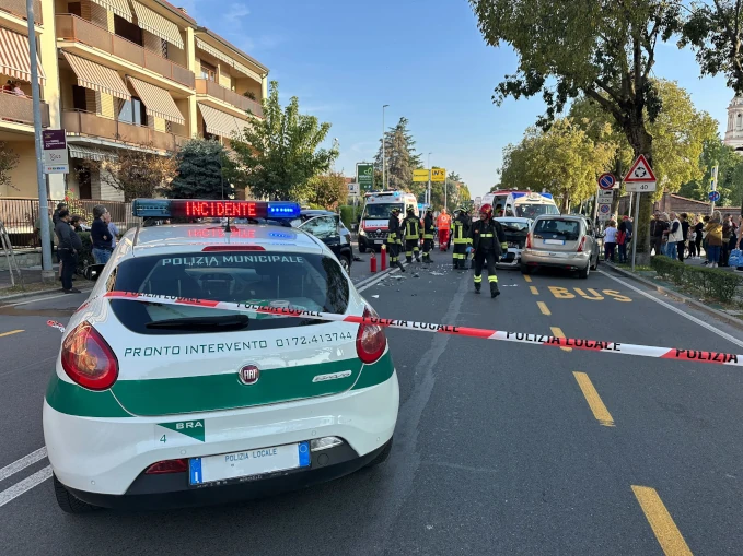 Violento scontro tra 3 vetture