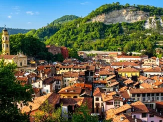 Ceva, orinava in strada in pieno giorno: individuato e sanzionato dalla Polizia locale