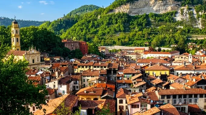 Ceva, orinava in strada in pieno giorno: individuato e sanzionato dalla Polizia locale