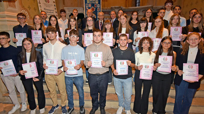 L'omaggio al futuro del Roero: 34 borse di studio consegnate dai Cavalieri di San Michele
