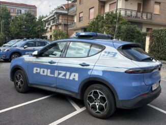 Ruba il cellulare a una donna, giovane fermato dalla Polizia di Stato