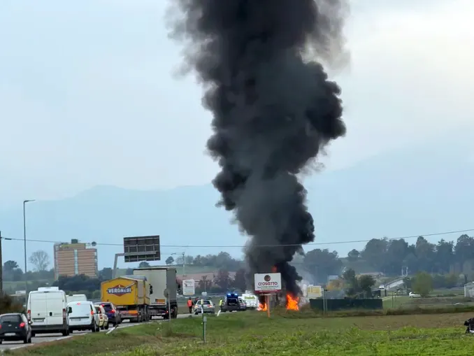 Autocarro in fiamme tra Roreto e Marene, trasportava pollame