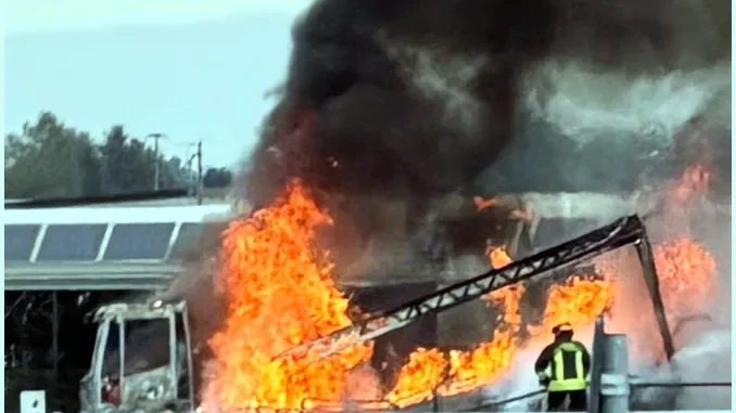 Autocarro in fiamme tra Roreto e Marene, trasportava pollame 1
