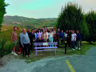 Una panchina lilla per riflettere e godere del panorama