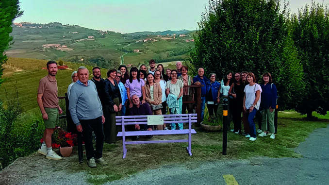 Una panchina lilla per riflettere e godere del panorama