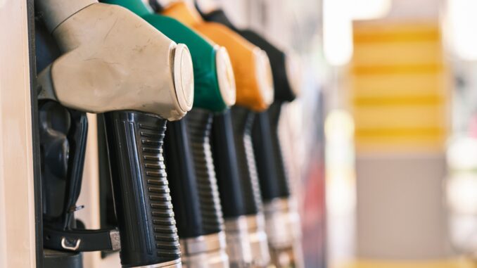 Il prezzo del carburante resta alle stelle. Salgono i costi per famiglie e imprese del Cuneese