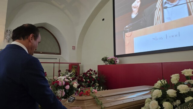 Bra: l’ultimo saluto a Carlo Petrini a Pollenzo (articolo in aggiornamento) 9