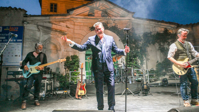 Tony Hadley 18