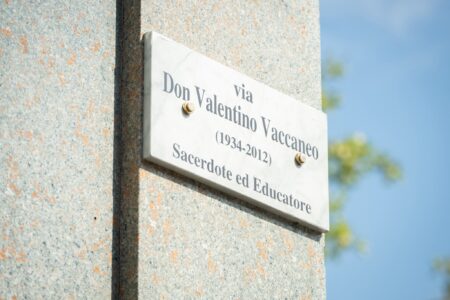 Alba dedica una via a don Valentino Vaccaneo