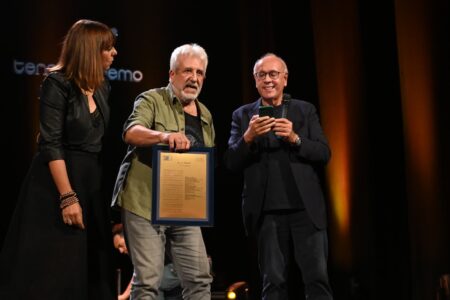 Premio Tenco 2026: la canzone d’autore accende le coscienze